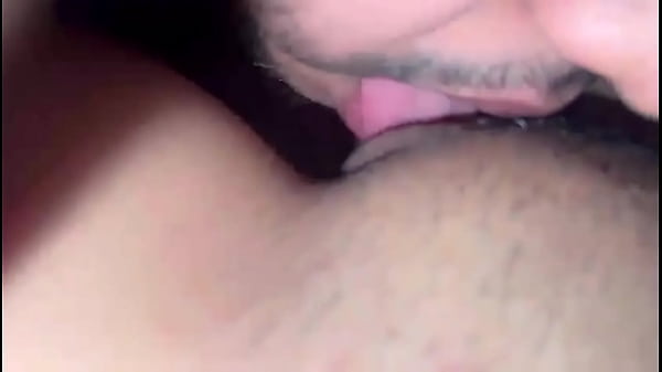 Chica de 18 es follada por sus fans en su casa (video real )