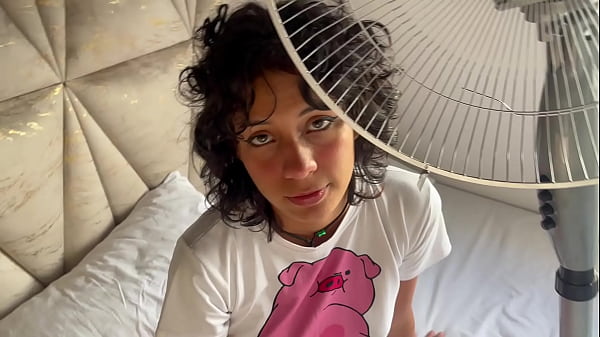 Mi pequeña hermanastra me ofrece sexo duro a cambio de arreglar una travesura que hizo.