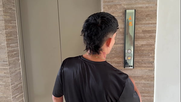 Me aprovecho que mi puta vecina se atora para darle una rica cogida mejor que la de su marido.