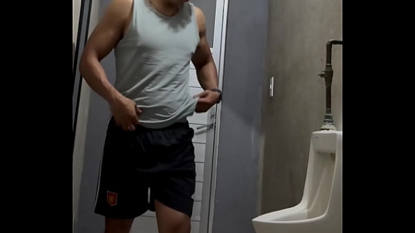 Me dieron unas ganas inmensas de orinar a alguien mientras estoy tomado